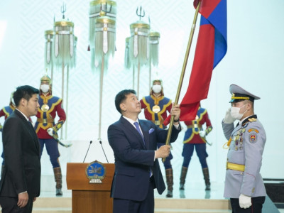 Монголын төрийн сүлд, төрийн далбаа шашинжчихсан...