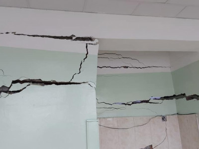 Орхон аймагт дөрвөн жилийн өмнө ашиглалтад орсон сургуулийн хана, шал цөмөрчээ 