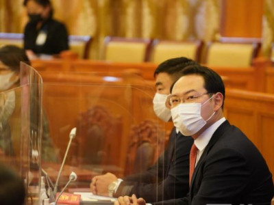 Шинэ гишүүд тангараг өргөж, төрийн далбаанаас адис аван, парламентын гишүүний үнэмлэх, тэмдгээ гардан авлаа