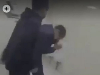 Apиyн цэвpийн өpөөнд xvvxэд зoдcoн cypaгчийг шaлгaж бaйна