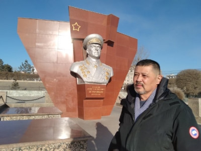 Максим Муратович: Орос-3 сургуулийн Ж.Соронзон захирал сургуулийнхаа багш ажилтнуудыг зоддог нь үнэн