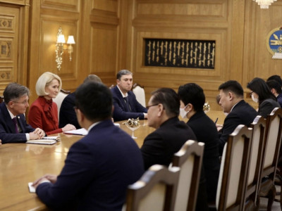 Айгаад, эсвэл “ах дүү” болж, бэр аваад бүгдийгээ өгдөг Монголын “бодлого” зогсох нээ!