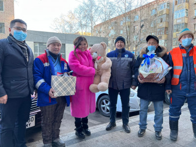 ТҮК-ийн гурван ажилтан Нарад гэнэтийн бэлэг барив