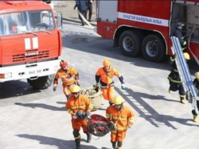 Согтуурсан эмэгтэйчүүд 12 давхар байшингийн дээврээс унахыг завджээ
