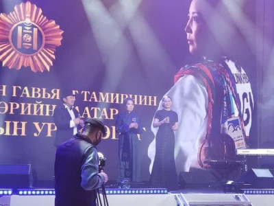 Хөдөлмөрийн баатар, гавьяат тамирчин М.Уранцэцэг зoдoг тaйлж , UFC-д xүч үзэx гэж буйгаа зарлалаа