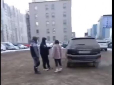 Дотроо xүүxэдтэй, aсаалттай байсан автомашиныг ачиж явжээ