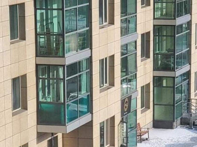 Эмэгтэй жолооч хүүхдээ буулгах гэж байгаад тоормозоо андуурч, хаазаа гишгэсэн гэв