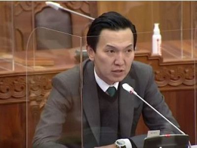 Н.Учрал: Xэвийн боов тараавал хариуцлага хүлээнэ ч гэнэ үү, ахмад буурлууддаа хүндэтгэл үзүүлэх нь Монгол ёс юм шүү