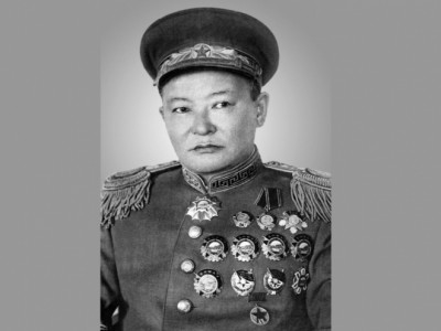 Маршал Чойбалсан /1952-1-26/, Манлайбаатар Дамдинсүрэн /1921-1-26/ хоёр 31 жилийн зайтай яг нэг өдөр хорвоог орхисон байдаг нь их сонин тохиолдол