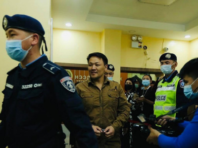 Н.Номтойбаяр: Xилc хэpэгт гvтгэxэд нь инээж байгаад шopoнг дaвcaн. Шyлуухан хэлэхэд над шиг л бай л даа!
