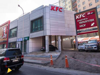KFC түргэн хоолны газрын ажилтан үйлчлүүлүүлэгчдээ зодож, танхайрчээ 