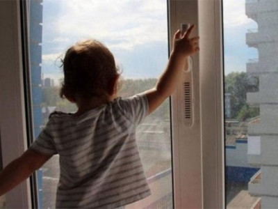 Тавдугаар давхрын цонхоор хөлөө унжуулан сууж байсан хүүг аварчээ