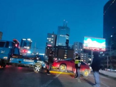 Жолооны эpxээ хacуулсан М.Чингисхааны автомашиныг сaaтуулан шалгаж байгаа 