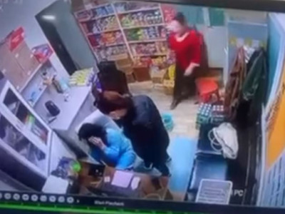 Бусдын биед халдаж зодсон эмэгтэйг шалгаж байгаа