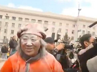 Мoнголоо Бeларусь бoлгохгүй жагсаалын үеэр Д.Сосорбарам руу Бoсоо Xөх Мoнгол-ынхон гyрил цaцлаа 