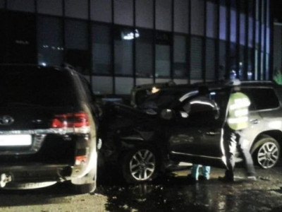 Согтуугаар жолоо барьж гурван автомашин мөргөжээ