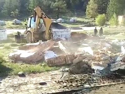 Богдхан уулын Дугуй цагаан руу явах замд байрладаг 49 шавар гэрийг буулгаж эхэллээ
