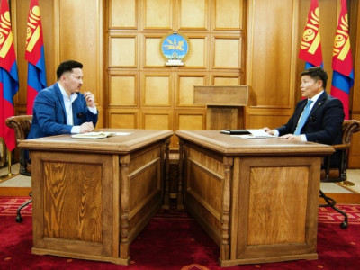 Х.Нямбаатар: Монгол Улсын Ерөнхийлөгчийн нэг оройн шампансктай шинэ жилийн мэндчилгээ нэг их наяд төгрөг хүрдэггүй л байх ёстой