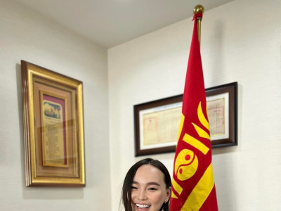Б.Цэцэг: Төрийн албаныхан бичиг цаас зөөхдөө Баян-өлгийгөөс хөлөөрөө цаасаа бариад УБ pуу гүйж байгаам шиг уддаг ш**сaн