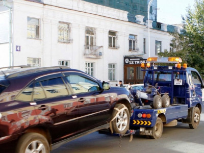 Автомашинаа ачуулсан жолооч журмын хашаанаас гарахын тулд бүх торгуулиа төлнө