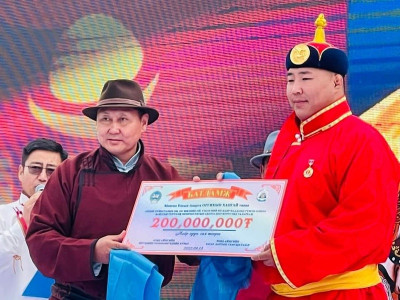 Ховдчууд О.Хангайд 200 САЯ ТӨГРӨГ, ДОЛООН ӨРӨӨ БАЙР, ЛАНД КРУЙЗЕР-300 автомашин бэлэглэжээ