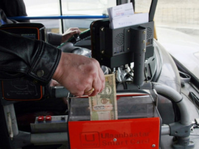 Нийтийн тээврийн автобусанд бэлэн мөнгөөр ч, U-money картаар ч төлбөрөө төлдөг болно 