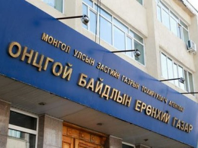 Гэрийнхээ гадаа тоглож байгаад алга болсон хоёр настай охиныг хайж байна