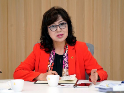 Д.Сарангэрэл: Монголд иргэддээ хүссэн ажил, цалинг нь өгөхгүй байна