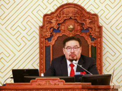 Д.Ганбатад Ц.Туваан гишүүн суудлаа тавьж өгсөн. Бүтэн хоёр жил сандал, ширээ булаацалдлаа 