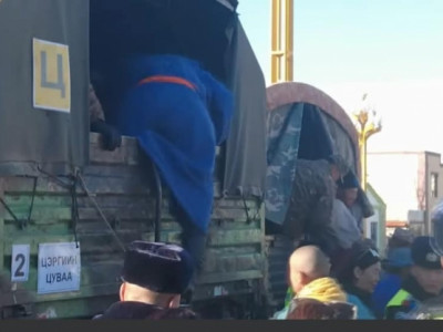 Завхан аймгаас Баян-Өлгий рүү цэрэг тээвэрлэж явсан автомашин замын хажуу руу орж осолджээ 