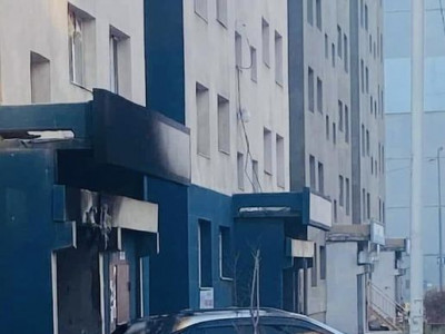 Хогийн бункерийн үүдэнд тавьсан автомашин шатжээ