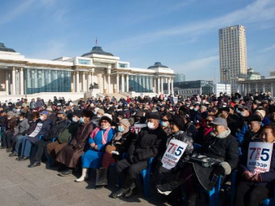 Ахмадууд төв талбайд жагсаж байна 