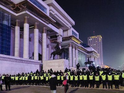 ЦЕГ: Жагсаалын үеэр цагдаагийн 13 алба хаагч гэмтсэнээс нэг нь эмнэлэгт хэвтэн эмчлүүлж байна 