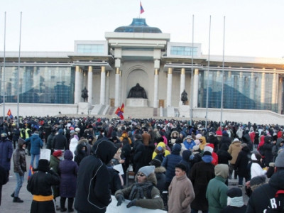 Төв талбайн жагсаалд өдөрт дунджаар 800-2,500 орчим хүн ирж, суулт зарлахад 56 иргэн оролцсон