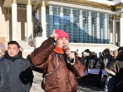 Жүжигчин У.Цогтбаярын өмгөөлөгчөөс мэдүүлэг авч байна