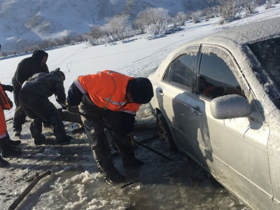 СЭРЭМЖЛҮҮЛЭГ: Жирэмсэн эмэгтэй, бага насны хүүхэд зорчиж явсан автомашин Туул голын мөсөнд цөмөрч, суужээ 