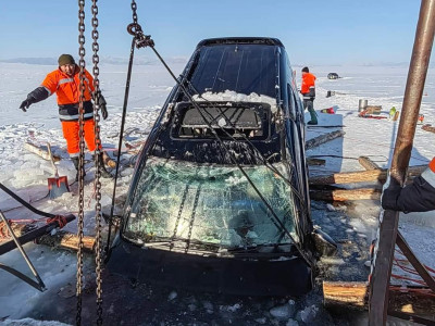 Хяргас нуурт цөмөрсөн автомашиныг татан гаргалаа 