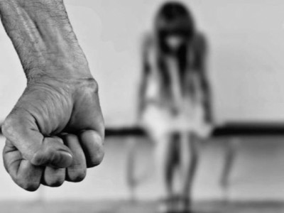 Бусдад хүчирхийлүүлсэн 15 настай охин орон сууцны дээврээс үсэрчээ