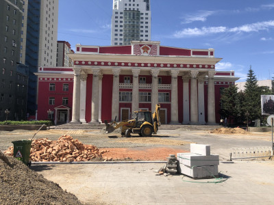 УДЭТ-ын урд барьж байсан зууван хэлбэртэй хоёр байгууламжийг зайгүй болгож байна гэж үзээд нураасан