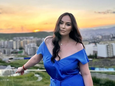 Б.Цэцэг: Та нар намайг дух л гэдэг болохоос тэр өгзөг, хөх чинь надад байдаг ш дээ 