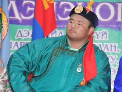Улсын арслан М.Бадарчийг суурь хониор мялаав 