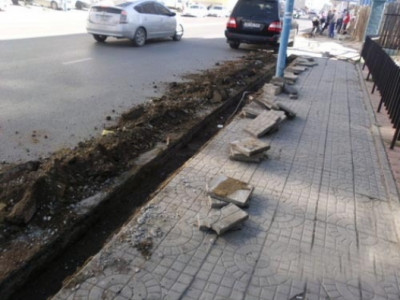 Жилд нэг удаа сольдог замын хашлагын ард мөнгө яваад байна уу?