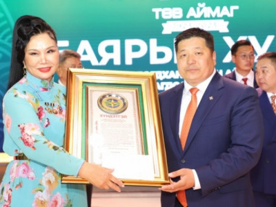 Ардын жүжигчин А.Долгор Төв аймгийн хүндэт иргэн боллоо