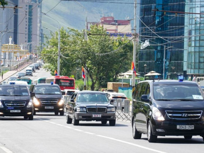 Пап Францис хувийн автомашинтайгаа иржээ