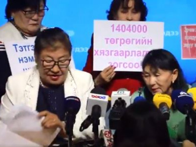 Тэтгэврээ шалгатал 4,000 төгрөгөөр нэмэгдэж, хуулийн олон заалтыг зөрчжээ гэлээ