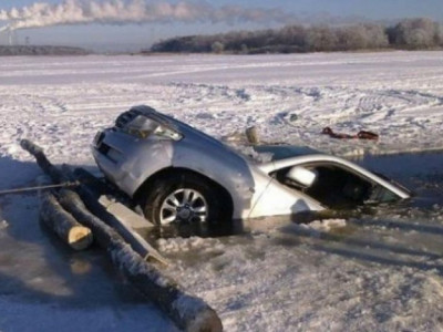 Нуурын мөс цөмөрч суудлын автомашин живж хоёр иргэн амиа алдаж, хоёр нь эсэн мэнд гарчээ