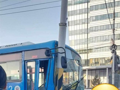Япон улсын иргэн гарцаар гарч байхдаа автобусанд мөргүүлжээ