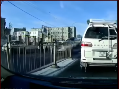 Гарцаар гарч буй гурван зорчигчийг эмэгтэй жолооч мөргөжээ