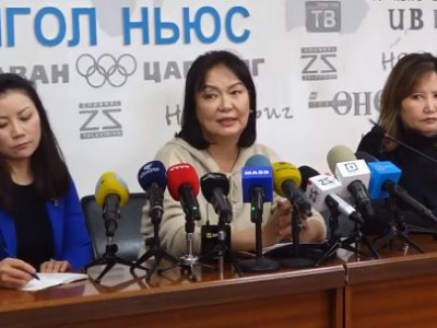 Сайд С.Энхболдын эмээ шахах бизнест саад болсон учир Ж.Энхцэцэгийг ажлаас нь халсан, хяналт шалгалт хийгээгүй атлаа сонсголоор ташаа мэдээллийг өгсөн гэв