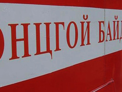 Ачааны машинууд мөргөлдөж, нэг хүн амиа алджээ